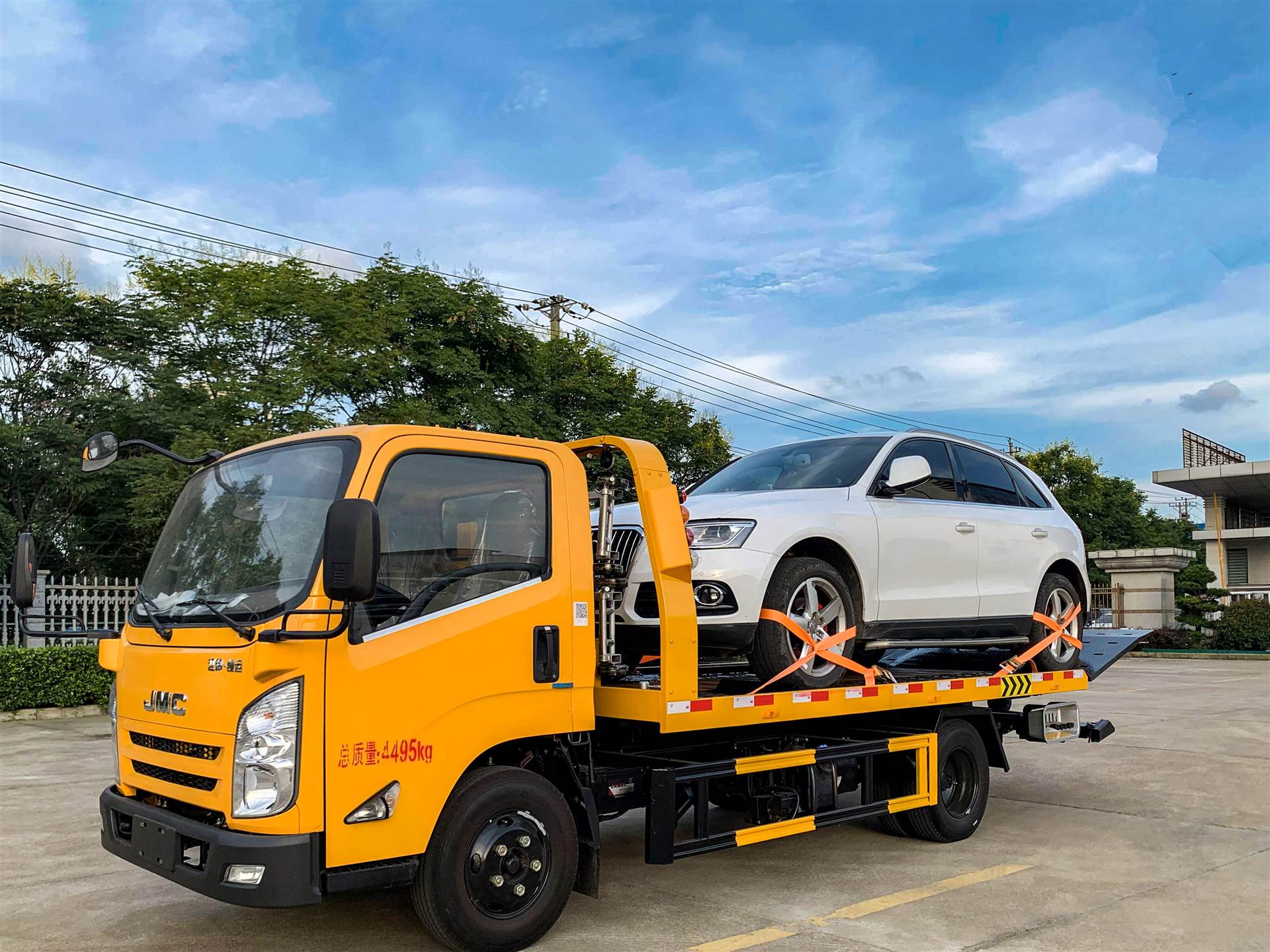 汽车拖车收费全解析 当你需要道路救援时的费用指南