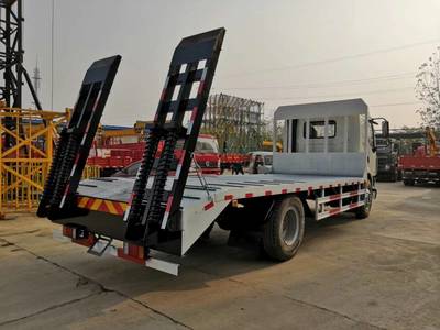 柳汽乘龙挖机平板运输车 高效可靠的工程运输专家